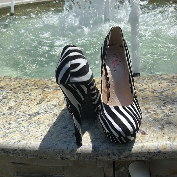 Size 7 Zebra platform pumps… so comfortable! Can wear to any occasion…. - Picture 7 of 17